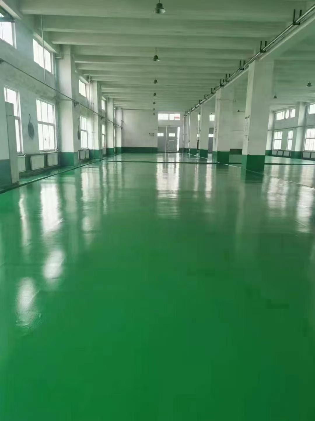 环氧地坪漆的耐油性能：适用于汽车维修和工业机械场所
